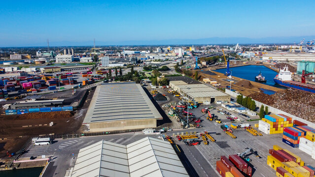 Vis&atilde;o a&eacute;rea do porto industrial de Veneza, It&aacute;lia, com navios ancorados, galp&otilde;es e atividade portu&aacute;ria intensa, destacando a zona de exporta&ccedil;&atilde;o e log&iacute;stica europeia. Veneza Italia em 10 jun 24