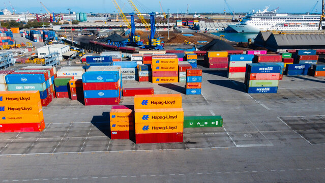 Cont&ecirc;ineres da Hapag-Lloyd, Evergreen, Maersk e outras empresas no porto de Veneza, It&aacute;lia, destacando a movimenta&ccedil;&atilde;o e com&eacute;rcio no cais. Foto feita em Veneza, It&aacute;lia em 03 novembro 2024