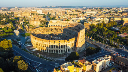 Imagem aérea do Coliseu em Roma, Itália, capturada em um dia ensolarado, destacando o anfiteatro...
