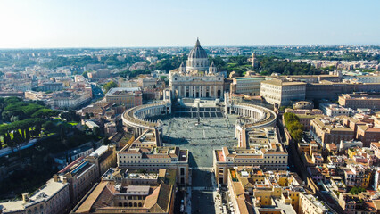 Obraz premium Vista aérea impressionante do Vaticano, Itália, com destaque para a Praça de São Pedro, a Basílica e seus arredores, revelando a grandiosidade e a riqueza histórica do local