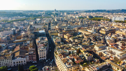 Obraz premium Vista aérea mostra Roma com suas ruas estreitas, edifícios históricos e cúpulas imponentes, destacando sua arquitetura clássica e charme histórico