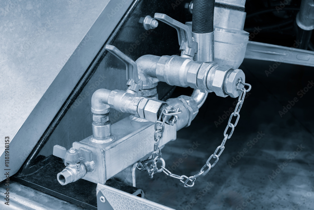 Aufkleber A chain is wrapped around a pipe, which is connected to a valve. The chain is locked, preventing the valve from being turned on