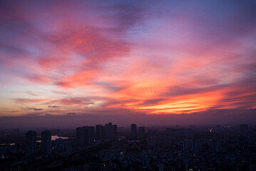 Obraz premium A city skyline with a beautiful orange sky
