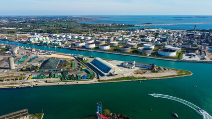 Visão aérea da usina de hidrogênio de Fusina, Itália, pioneira em escala comercial, localizada na região de Veneto perto de Veneza, destacando suas instalações industriais e inovação energética