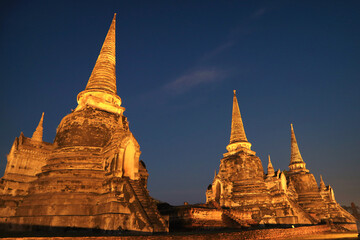 Fototapeta premium Incredible Night View of Wat Phra Si Sanphet and the Old Royal Palace Archaeological Complex, Ayutthaya Historical Park, Thailand