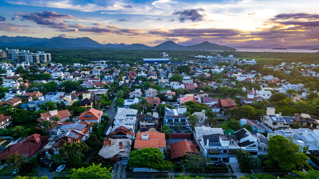 Areia Branca Mar Azul Praia Jurer&ecirc; Internacional Florian&oacute;polis Santa Catarina Brasil Luxo Casas Modernas Natureza P&ocirc;r Sol Resorts Vegeta&ccedil;&atilde;o Tropical Sol Marinas Eleg&acirc;ncia Beach Tennis Turismo Esporte