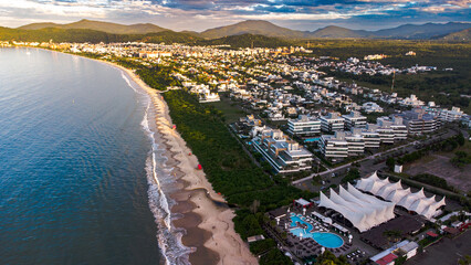 Fototapeta premium Areia Branca Mar Azul Praia Jurerê Internacional Florianópolis Santa Catarina Brasil Luxo Casas Modernas Natureza Pôr Sol Resorts Vegetação Tropical Sol Marinas Elegância Beach Tennis Turismo Esporte