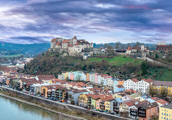 Obraz premium Blick auf die Altstadt und Burg, Burghausen, Bayern, Deutschland