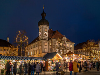 Christkindlmarkt auf dem Kapellplatz, Altötting, Bayern, Deutschland