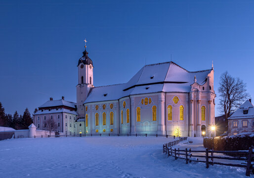 Wieskirche in der D&auml;mmerung im Winter, Wallfahrtskirche zum gegei&szlig;elten Heiland, Kreis Steingaden, Pfaffenwinkel, Bayern, Deutschland, Europa