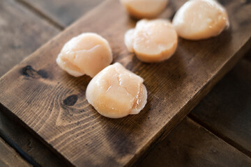 ホタテの貝柱_木のお皿