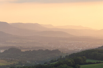 Wundersch&ouml;ner roter Sonnenuntergang mit dem Albtrauf von der Ostalb aus gesehen auf dem Galgenberg bei Nenningen. Man sieht den Bossler, Breitenstein und Burg Teck.