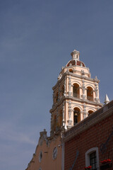 Detalles de iglesias y templos religiosos de Puebla, México