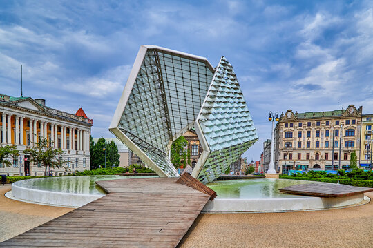 Freedom Fountain on Freedom Square in Poznan city, the fountain was added to the square in 2012. Behind is the old Raczynski Library built in the early 1800s, Poznan, Europe, Poland