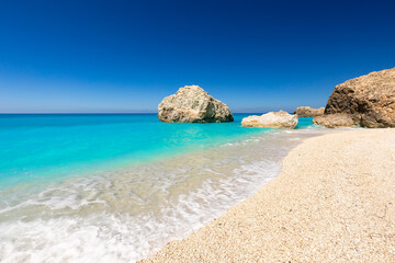 Krajobraz morski na greckiej wyspie Lefkada, Megali Petra Beach, niebieskie niebo, Morze Jońskie, tło do projektu, tapeta © anettastar