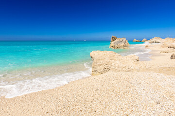 Krajobraz morski na greckiej wyspie Lefkada, Megali Petra Beach, niebieskie niebo, Morze Jońskie, tło do projektu, tapeta © anettastar