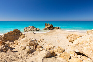 Krajobraz morski na greckiej wyspie Lefkada, Megali Petra Beach, niebieskie niebo, Morze Jońskie, tło do projektu, tapeta