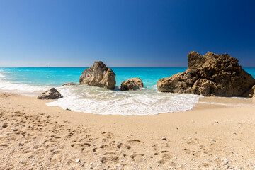 Krajobraz morski na greckiej wyspie Lefkada, Megali Petra Beach, niebieskie niebo, Morze Jońskie, tło do projektu, tapeta © anettastar