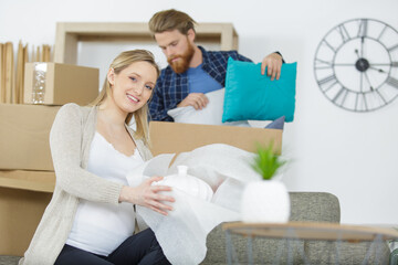 Obraz premium pregnant woman with her husband in their new house