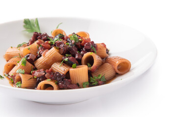 Mezze maniche con ragù di polpo, pasta italiana, ricetta mediterranea 
