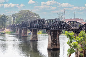 Berühmte Eisenbahnbrücke über den Khwae Yai in Kanchanaburi, Thailand