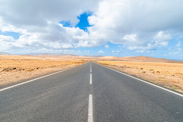 Grande ligne droite sur une route au milieu du désert à Fuerteventura, île des Canaries, Espagne.