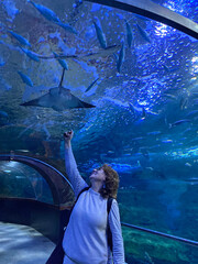 mujer mirando un pez manta raya en el tunel del aquarium de donostia san sebastian IMG_9383-as25