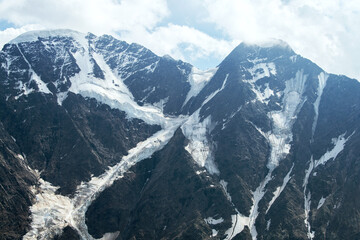 Mountain landscape with high-hanging white clouds