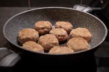 smażenie kotletów mięsnych na patelni 