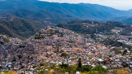 Vista panor&aacute;mica de Taxco de Alarc&oacute;n rodeado de monta&ntilde;as