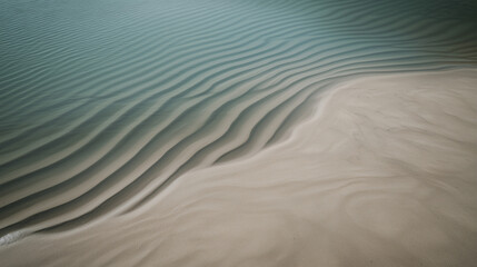 Obraz premium Ripples and patterns on calm water beside sandy shoreline during tranquil daylight hours. Generative AI