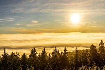 Obraz premium Romantische Winterwanderung auf den höchsten Gipfel vom Rennsteig - der Schneekopf bei Schmiedefeld im Abendlicht - Thüringen - Deutschland