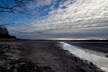 Fototapeta premium Wolkenstruktur mit kleinem Fluss durch ein Sandbett