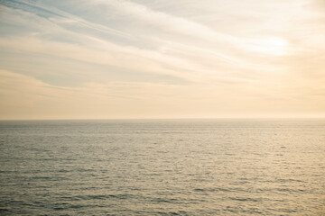 Obraz premium Sunset over beach with ocean view