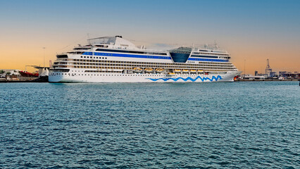 Obraz premium Giant cruise ships large passenger ships port Las Palmas de Gran Canaria