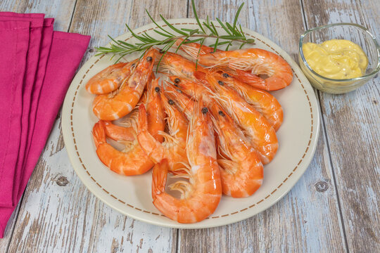 assiette de crevettes et mayonnaise, en gros plan