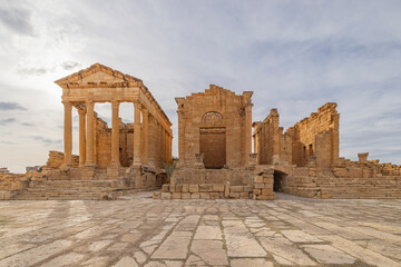Obraz premium Subaytilah, Kasserine, Tunisia. Capitoline temples at the Byzantine Roman ruins in Sbeitla.