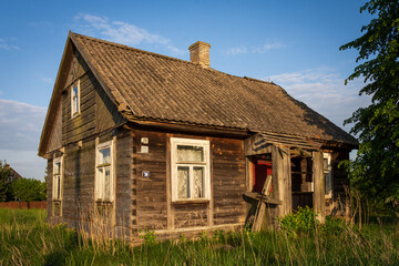 Podlaska chata i popołudniowe światło