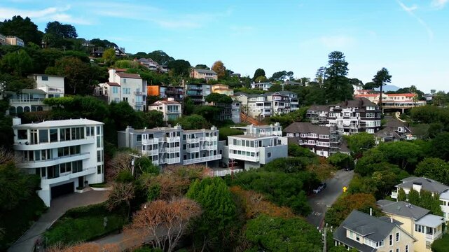 Tomas a&eacute;reas en la ma&ntilde;ana: El dron sobrevuela un vecindario residencial en San Francisco durante la calma matutina, capturando casas con tejados inclinados y calles inclinadas que reflejan la geograf&iacute;