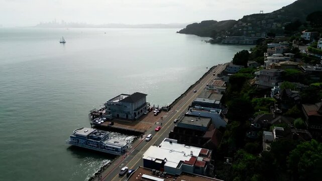 Tomas a&eacute;reas en la ma&ntilde;ana: El dron sobrevuela un vecindario residencial en San Francisco durante la calma matutina, capturando casas con tejados inclinados y calles inclinadas que reflejan la geograf&iacute;