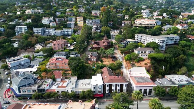 Barrio moderno con edificios: Sobrevuelo de un barrio urbano en San Francisco, donde se mezclan edificios modernos con arquitectura hist&oacute;rica. Se aprecian calles llenas de actividad, como ciclistas, 