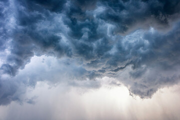 Obraz premium Nubes Oscuras Antes de la Tormenta