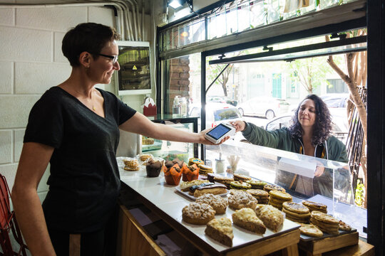 Customer paying for order with contactless card 
