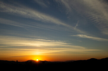 Obraz premium Sunset over city in southeastern Brazil with clouds