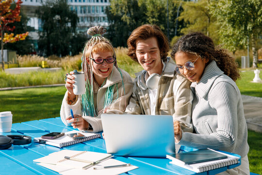 Outdoor Study Session Promoting Teamwork