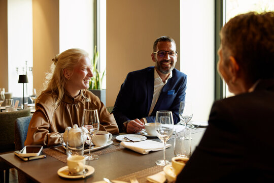 Businesspeople have lunch at the restaurant