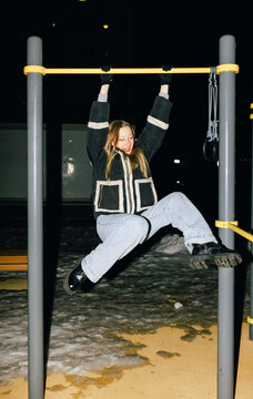 Winter night fun on the horizontal bar