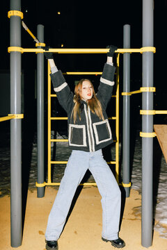Winter night fun on the horizontal bar