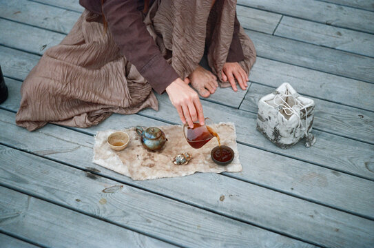 
hands of a young woman who pours tea