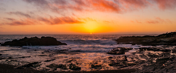 Obraz premium Weston Beach Panoramic Sunset with sun on the horizon. Pink clouds on yellow sky.